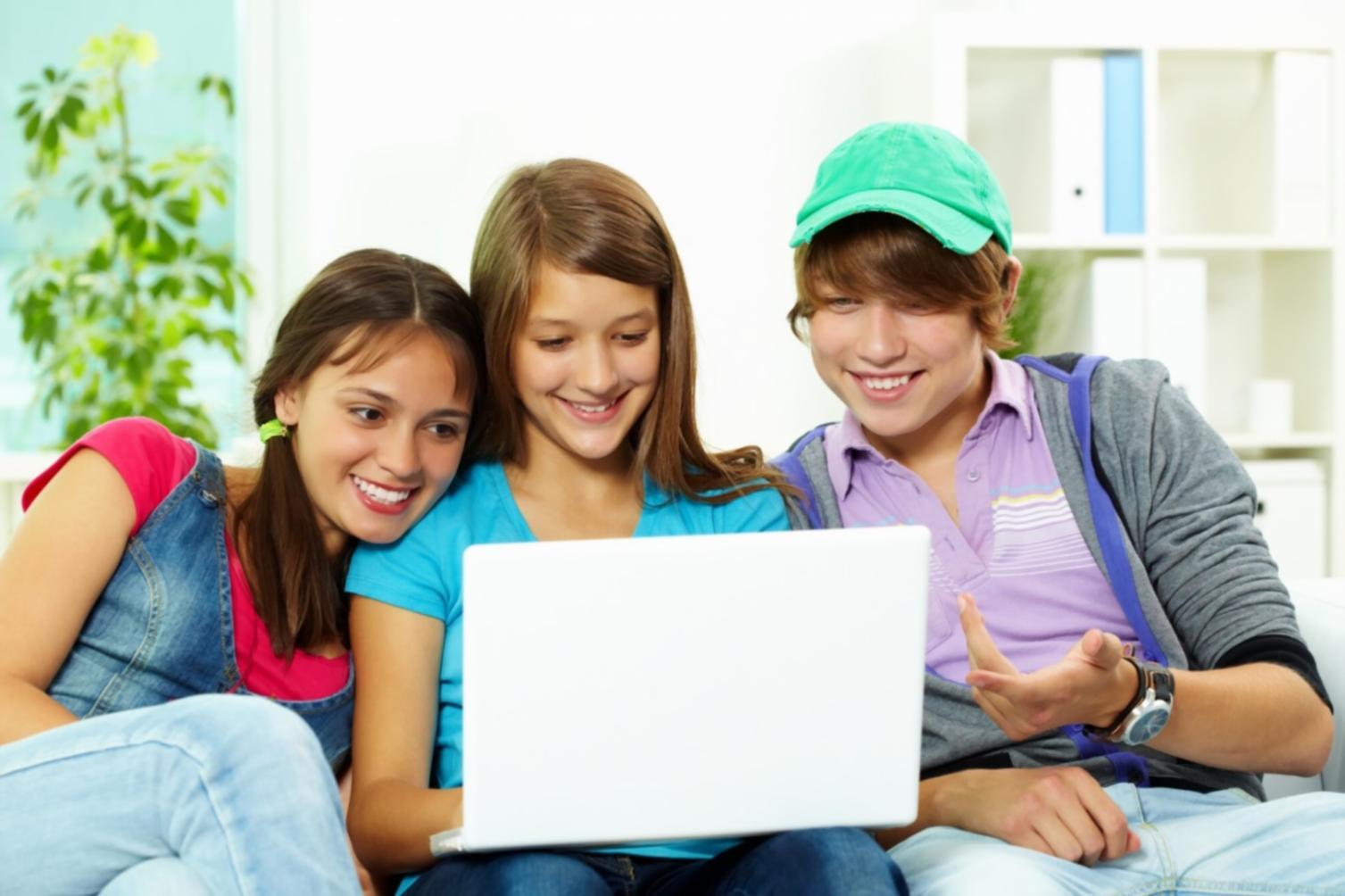 Modernes Büro mit Finanzunterlagen und Laptop auf einem Schreibtisch