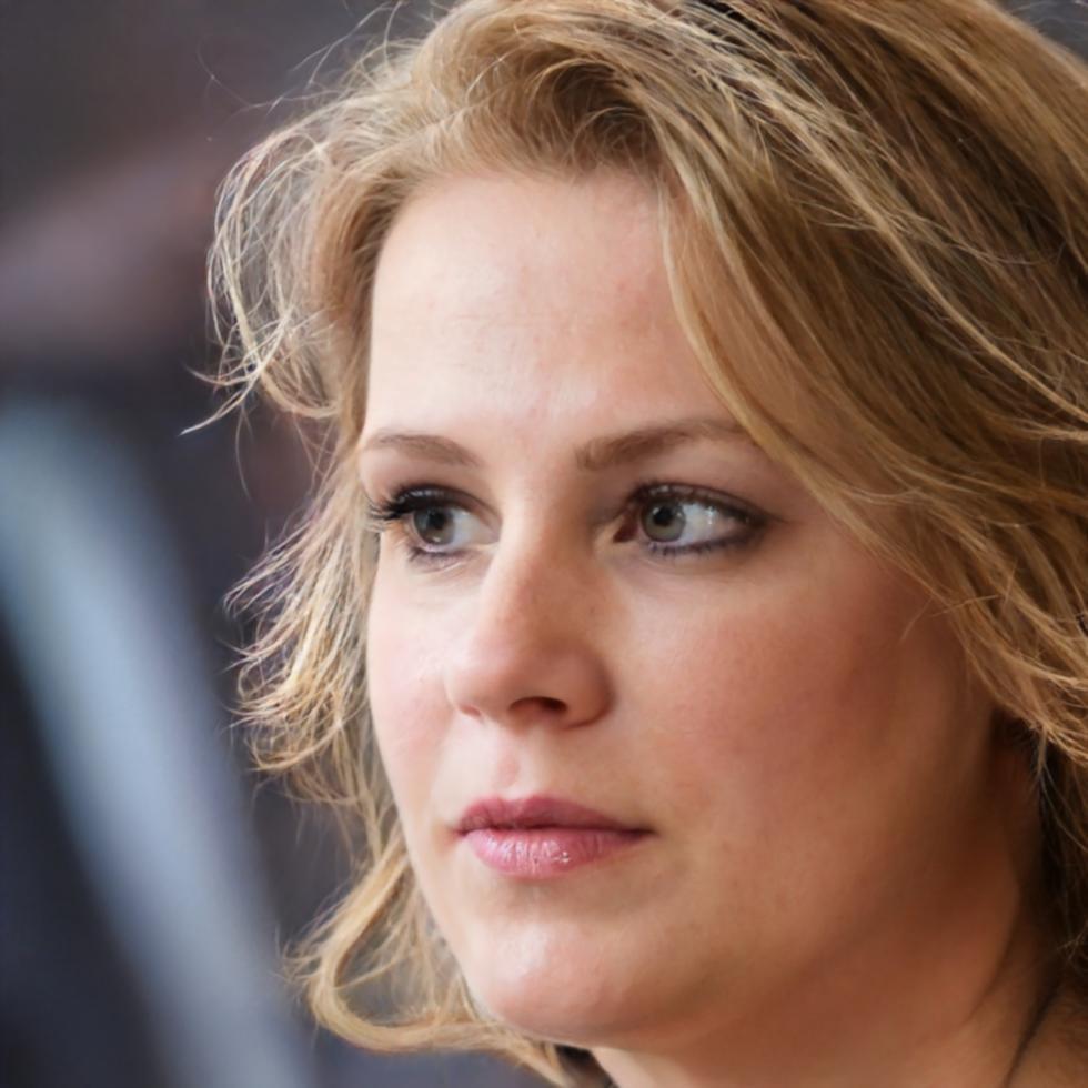 Porträt einer Finanzexpertin mit professionellem Lächeln