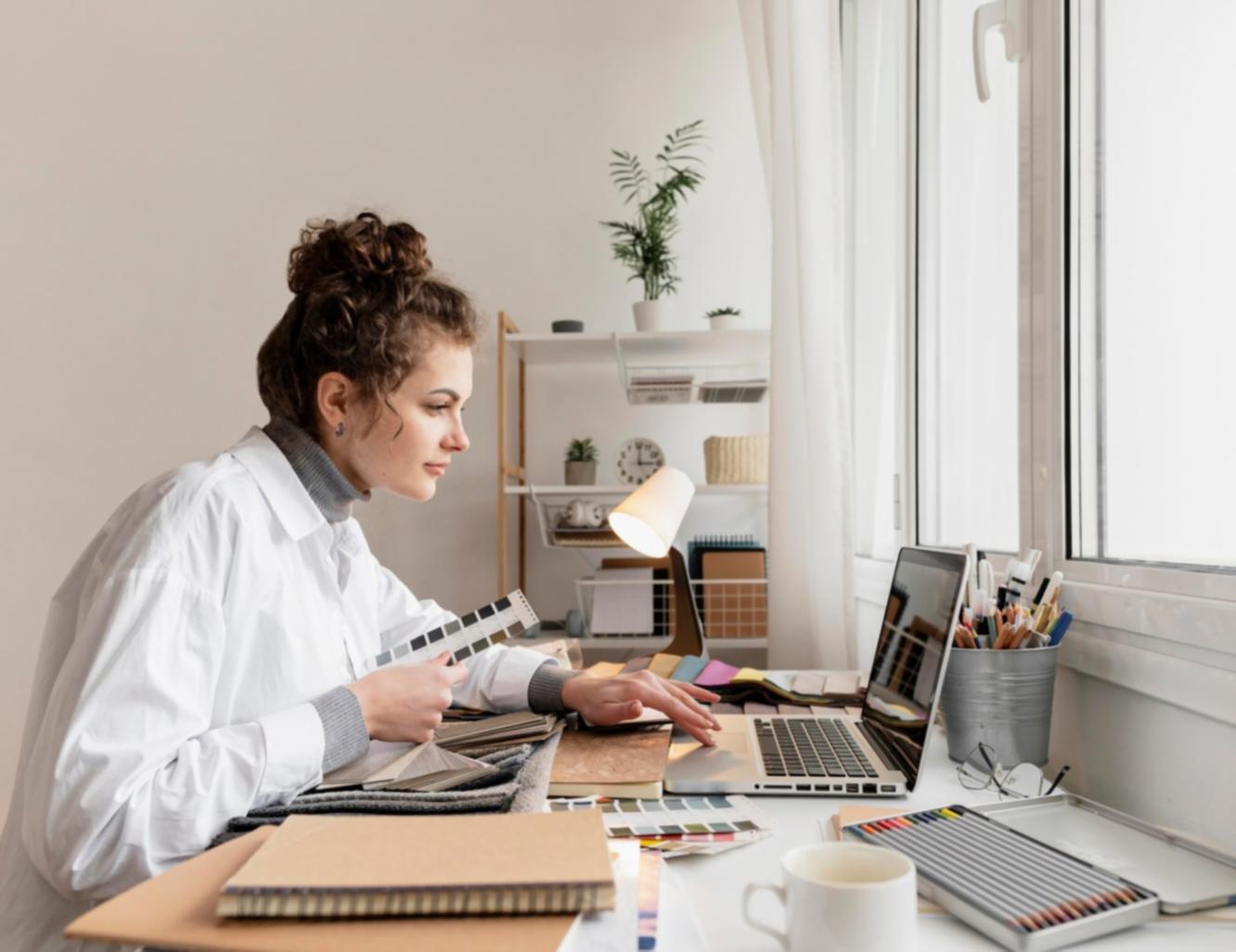 Moderne Büroumgebung mit Finanzunterlagen und Laptop für professionelle Geschäftsfinanzierung